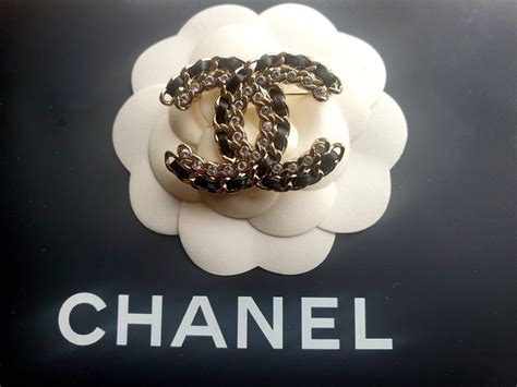 chanel look brooch